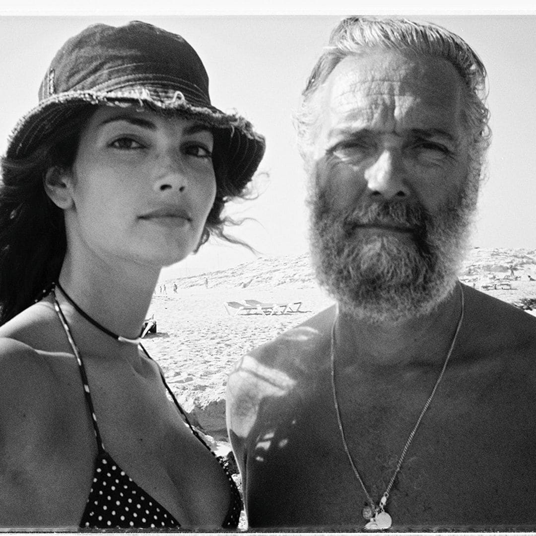 Una fotografía de su álbum personal, junto a su padre, Antonio Silva, durante una de sus estancias en la isla