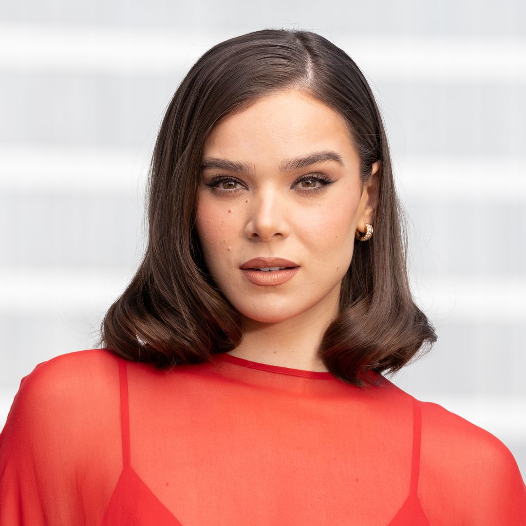 Hailee Steinfeld conquista la Ciudad de México en un impactante vestido rojo con transparencias