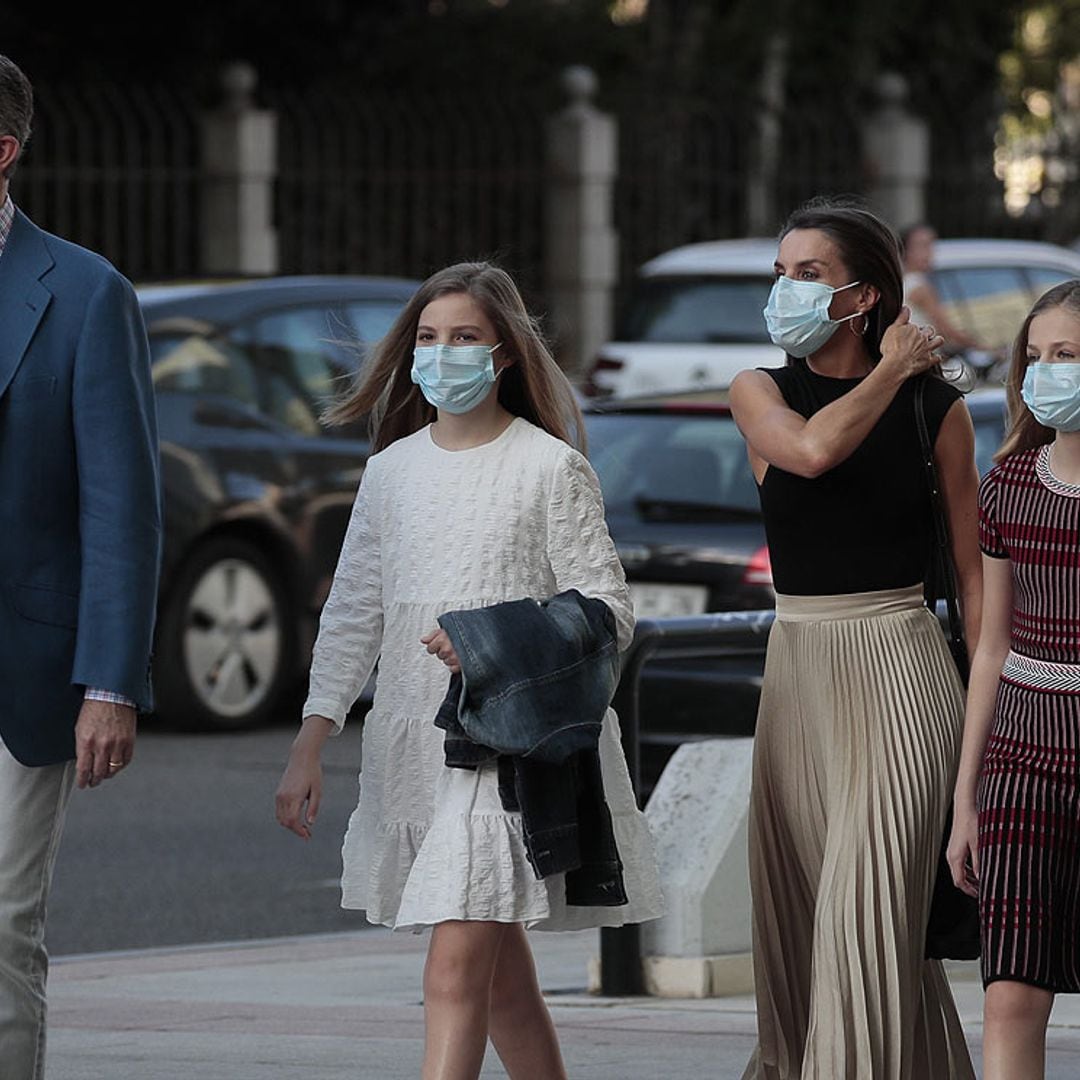 A pie y charlando animadamente: así ha sido la llegada de los Reyes y sus hijas al teatro