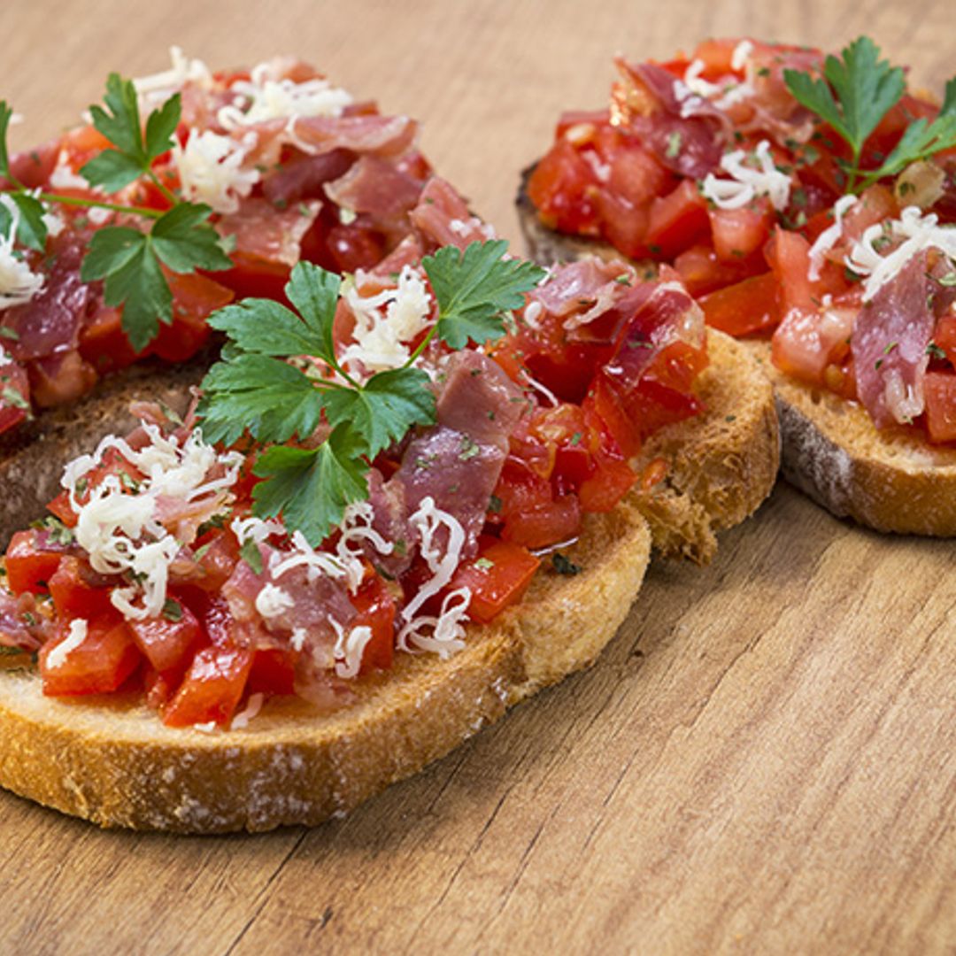 Canapés de salmorejo, tomate y jamón