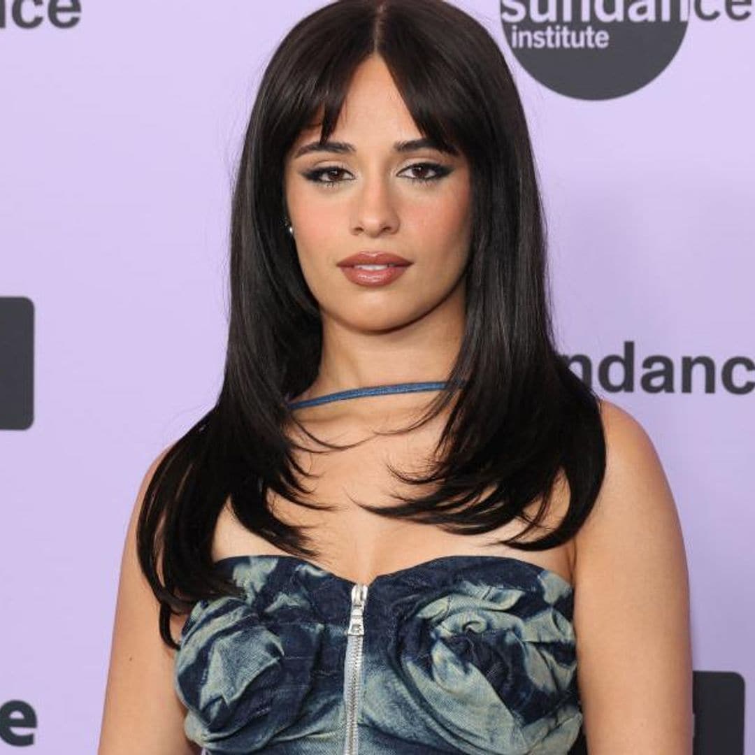 Camila Cabello se une a la tendencia de maxifaldas de mezclilla