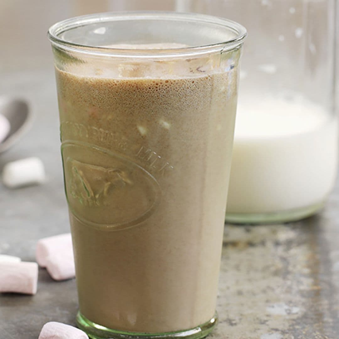 Batido de soja con copos de avena y crema de cacahuetes