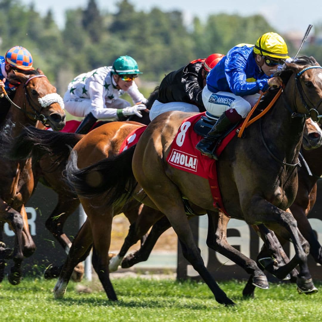 'Azul', con Jaime Gelabert, gana el Premio Realeza-¡HOLA! tras una trepidante carrera en el Hipódromo de Madrid