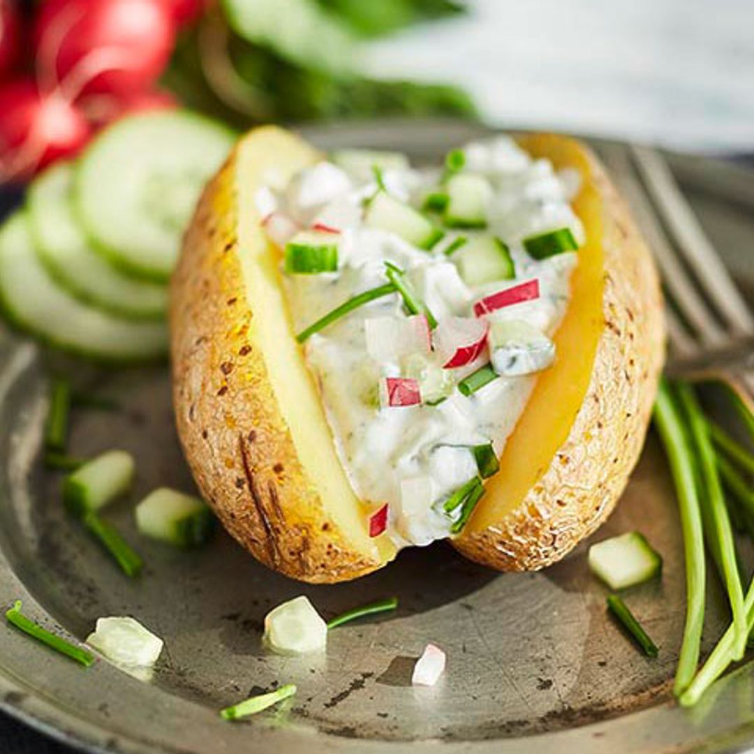 Patatas al horno con salsa de pepino y rábanos frescos