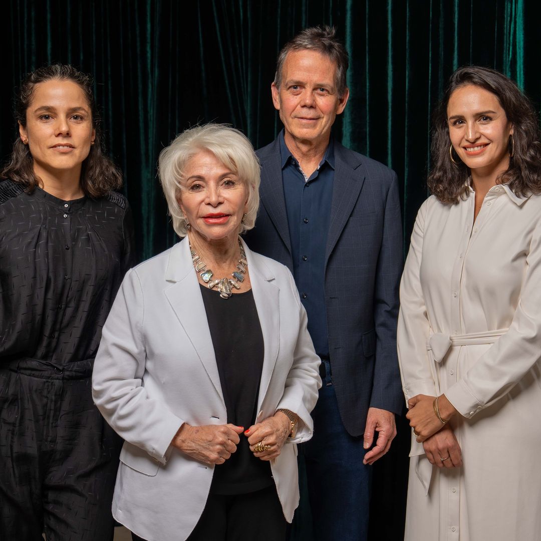 Isabel Allende y los showrunners de 'La Casa de los Espíritus'