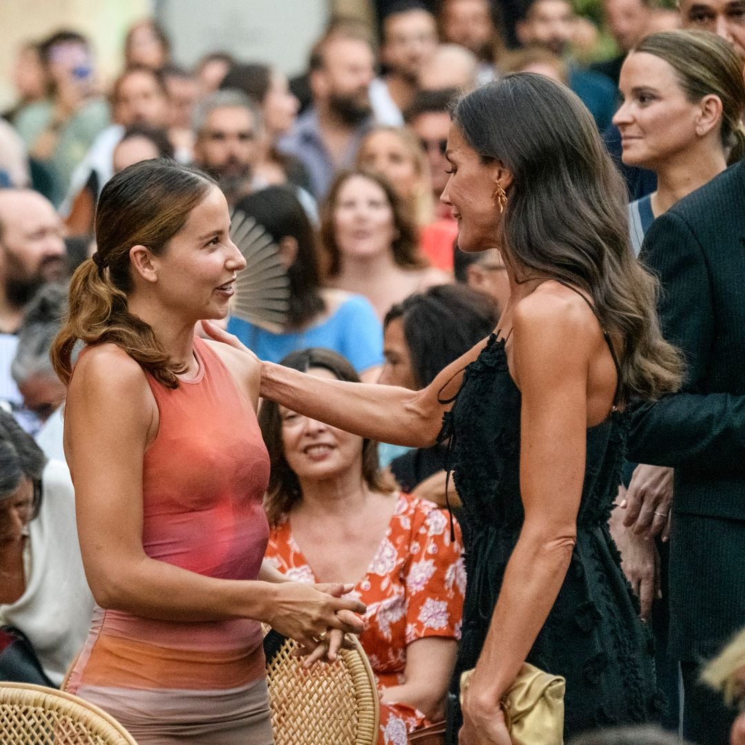 Encuentro entre doña Letizia y la actriz Irene Escolar durante la ceremonia Atlantida Film Fest en Palma de Mallorca el 30 de julio de 2023