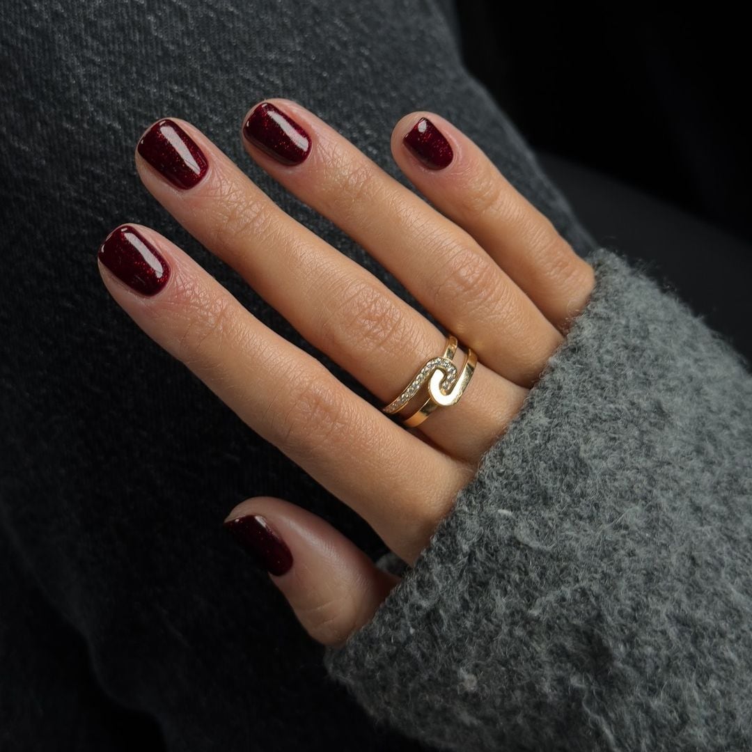Uñas rojo cereza: 7 diseños de la manicura más elegante para este otoño 2025