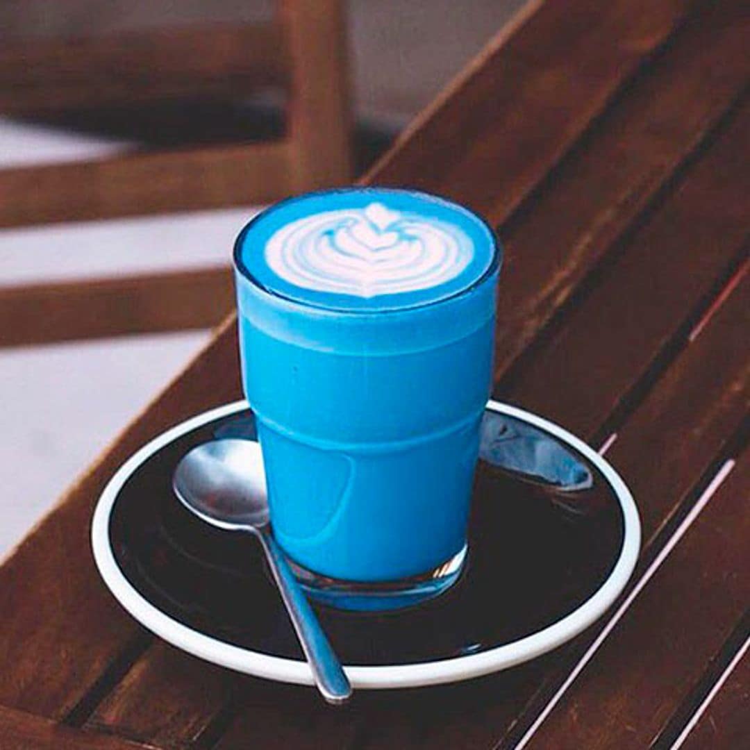 Tras es el 'pink latte', llega el 'blue latte', el café azul que querrás probar