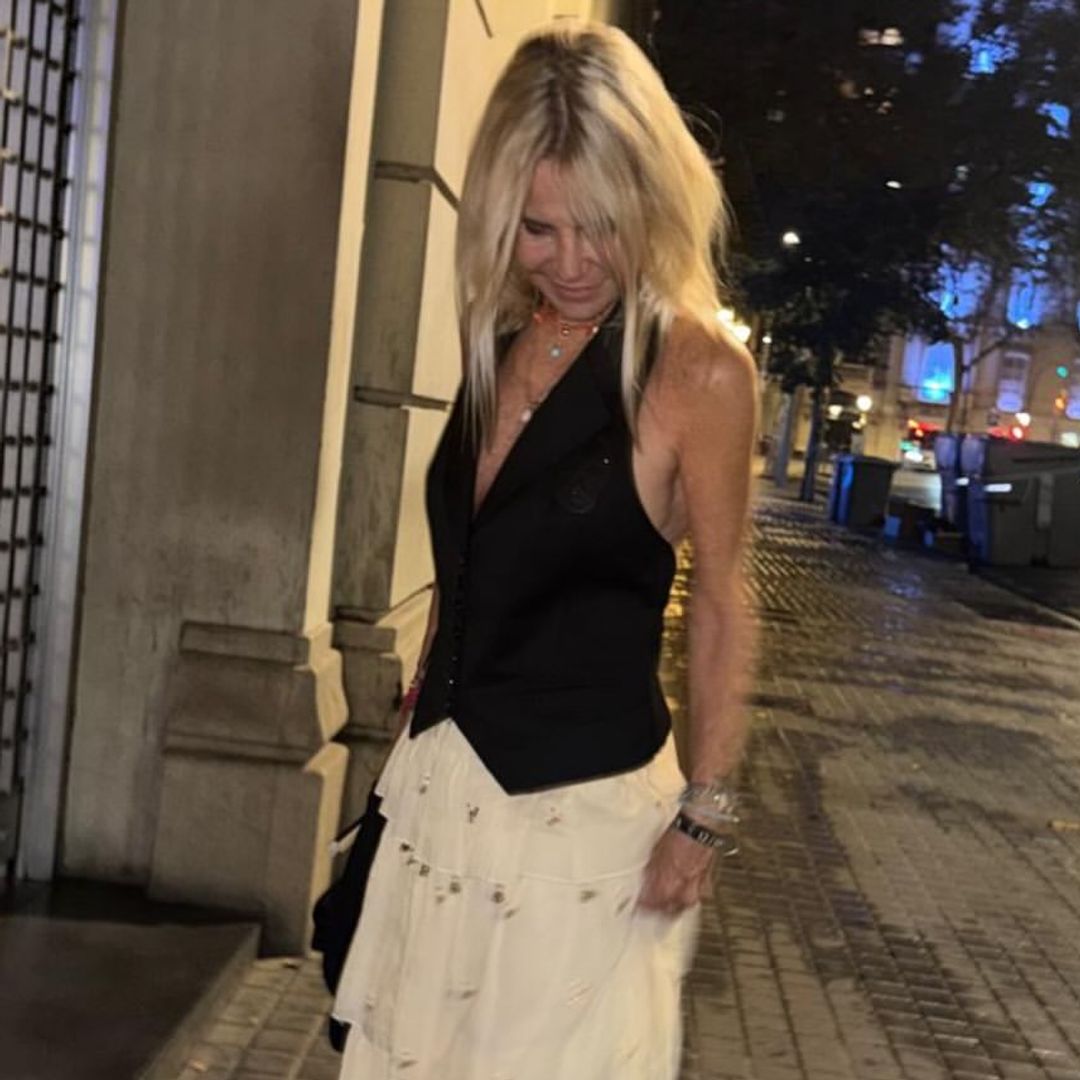 Eugenia Martínez de Irujo, toda una experta en moda: "Esta vez he combinado la falda de mi colección con un chaleco negro de smoking"