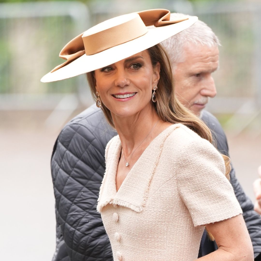 Kate Middleton revalida su título de la invitada más elegante con vestido de tweed y tocado de ala ancha en los Cotswolds