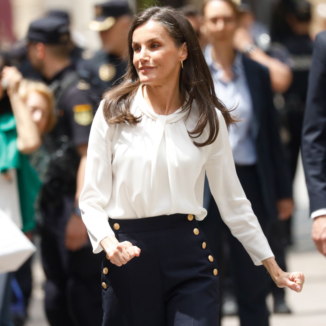 La reina Letizia estrena en Murcia el pantalón marinero que adoran las francesas