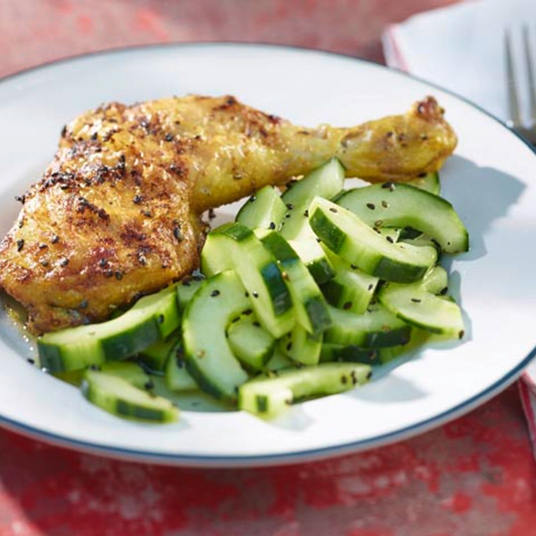 Muslos de pollo y sésamo con ensalada de pepino