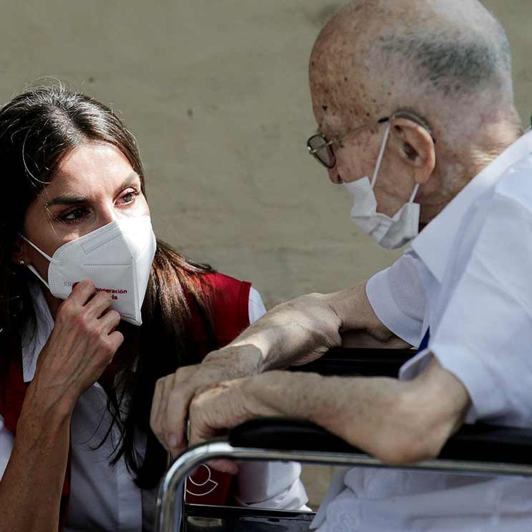 Doña Letizia conoce a Pa’i Oliva, el sacerdote español de 92 años referente por su lucha contra la pobreza