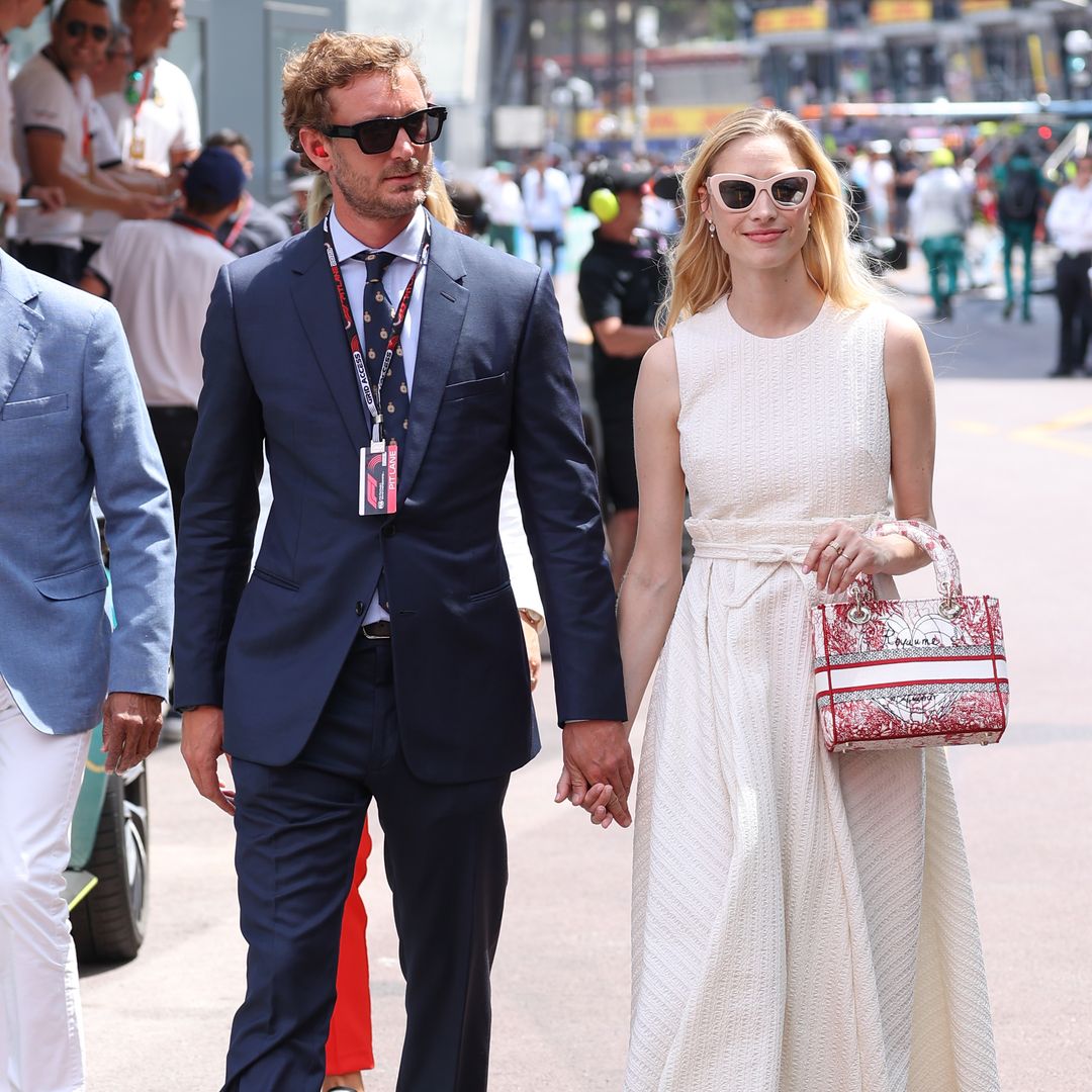 De los vaqueros de Estefanía de Mónaco a las bailarinas españolas de Beatrice Borromeo: 8 looks inolvidables de las 'royals' en la Fórmula 1
