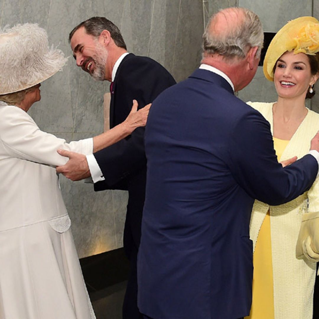 ¿Un beso o dos? El divertido momento en el encuentro de los Reyes con el príncipe Carlos y la Duquesa de Cornualles