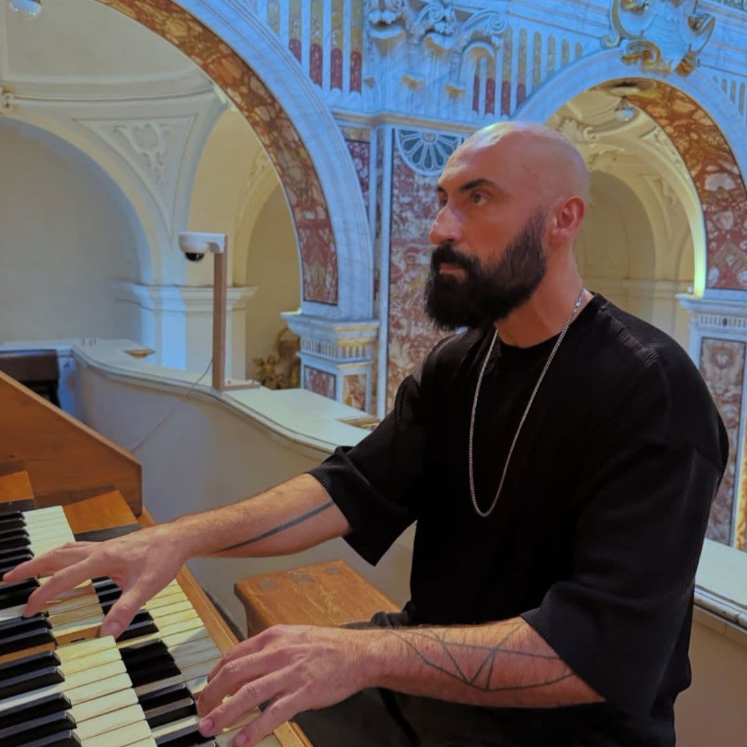 Filippo Sorcinelli tocando el órgano