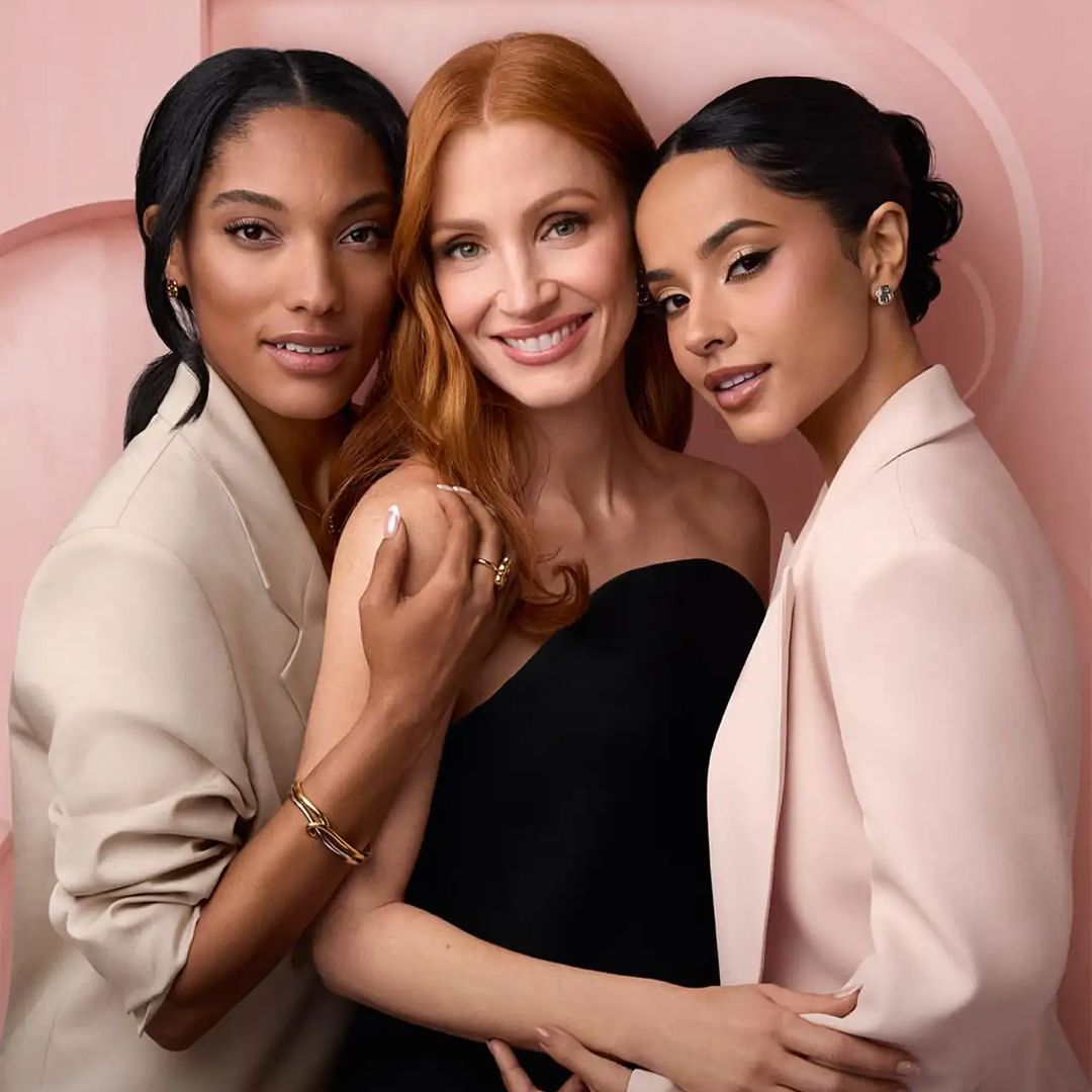 La alianza más extraordinario del verano: Jessica Chastain, Becky G y Tara Davis-Woodhall, unidas en un nuevo proyecto beauty