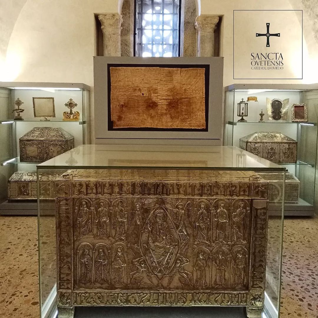 Santo Sudario y Arca en la Cámara Santa de la Catedral de Oviedo