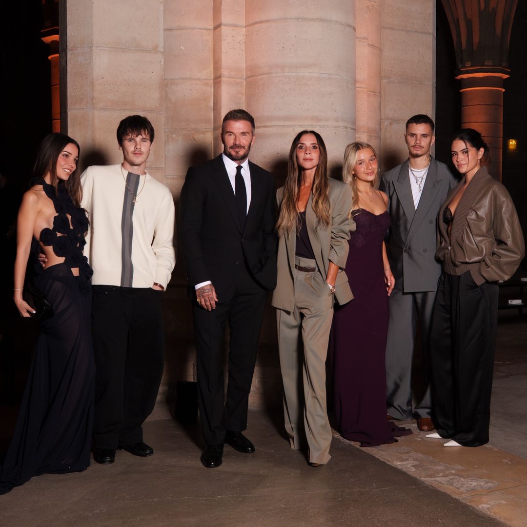 Victoria Beckham celebra en París su año récord de ventas: 44 looks que mezclan sastrería, vaqueros y vestidos vaporosos