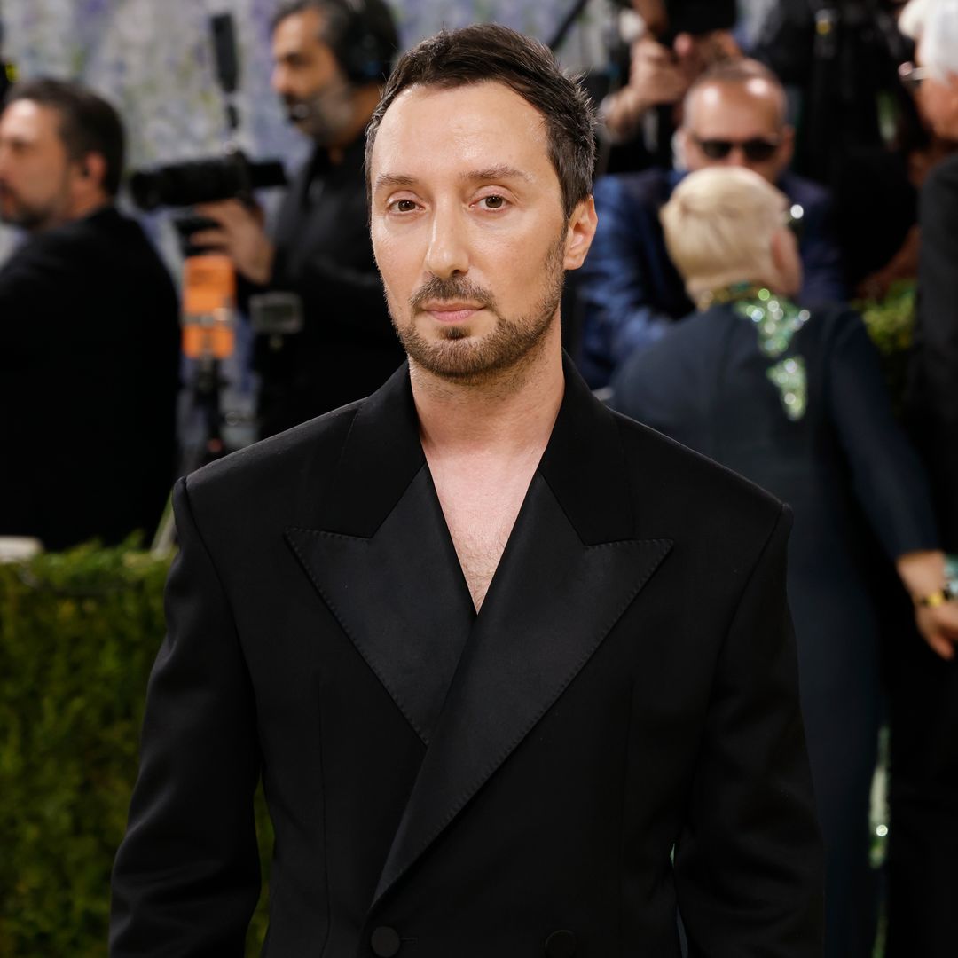 Anthony Vaccarello deja Saint Laurent tras una década al frente: del desfile que homenajea sus años dorados al vídeo que confirma su despedida