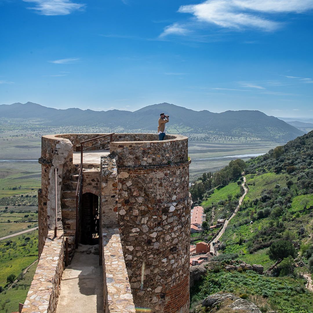 Desde la muralla y los adarves del castillo de Capilla se divisan las llanuras que rodean el embalse de La Serena y las dehesas del río Zújar, Badajoz