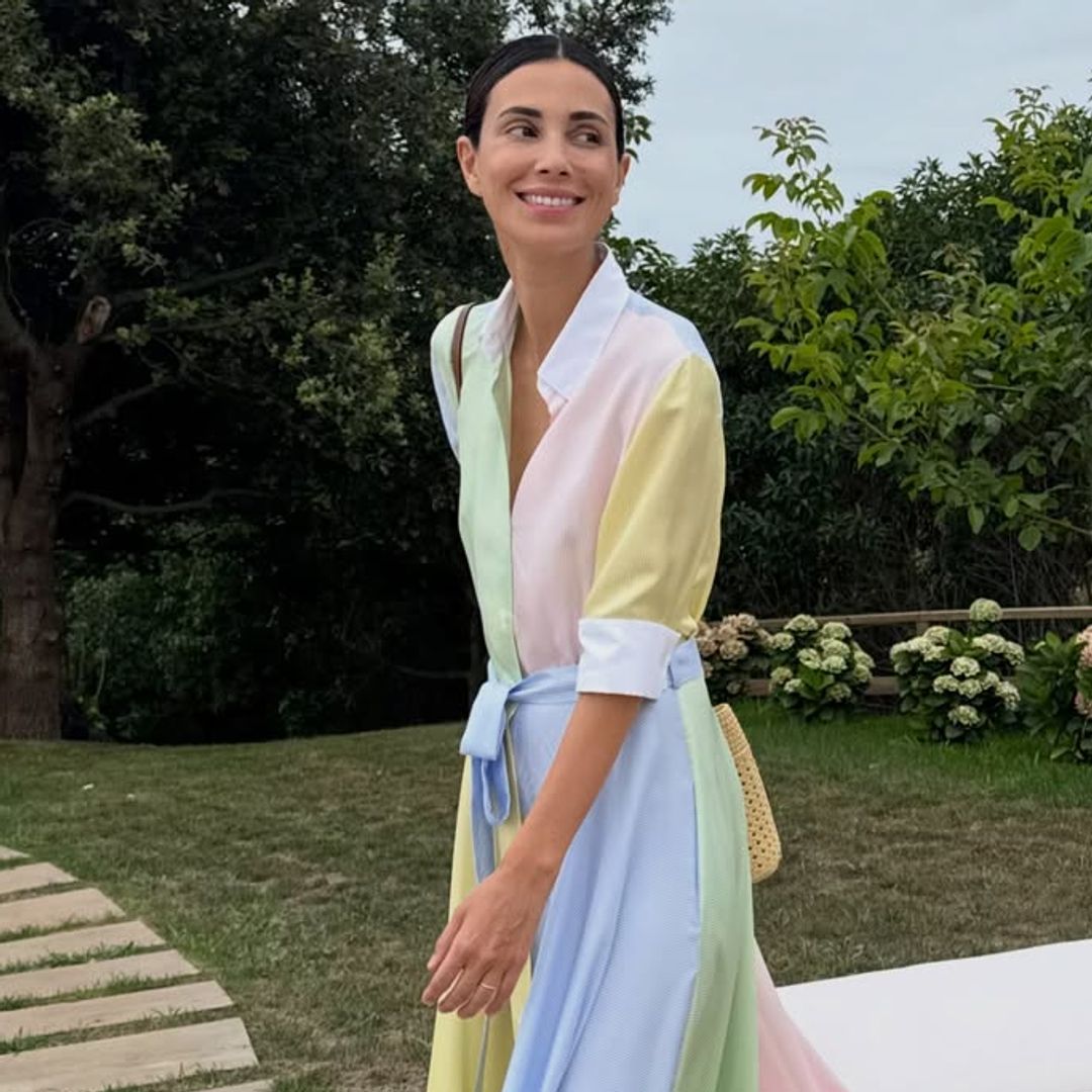 Sassa de Osma deslumbra en Cantabria con un vestido camisero diferente: "Me gusta vestir con color, siento que resalta la luz cuando una está feliz"