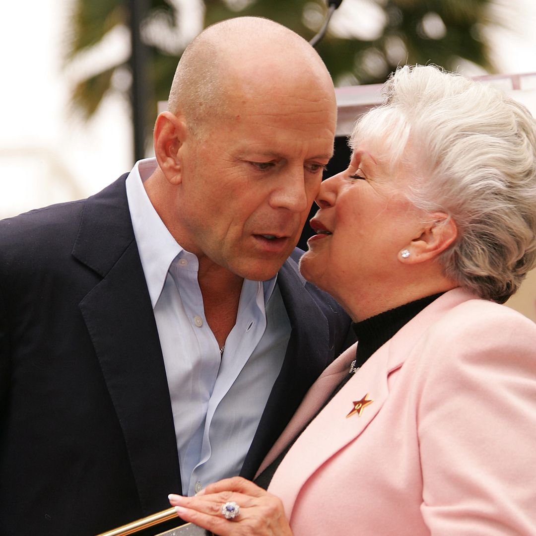 Así es la madre de Bruce Willis, a quien ya apenas reconoce, y que recibe una gran alegría a los 90