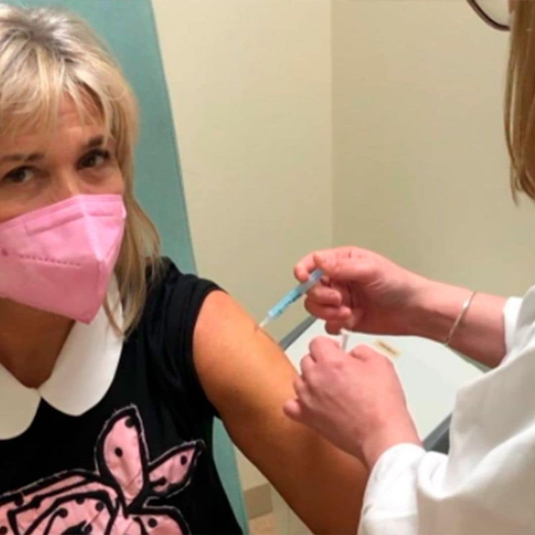 Julia Otero recibe la vacuna contra el coronavirus mientras continúa su tratamiento para el cáncer