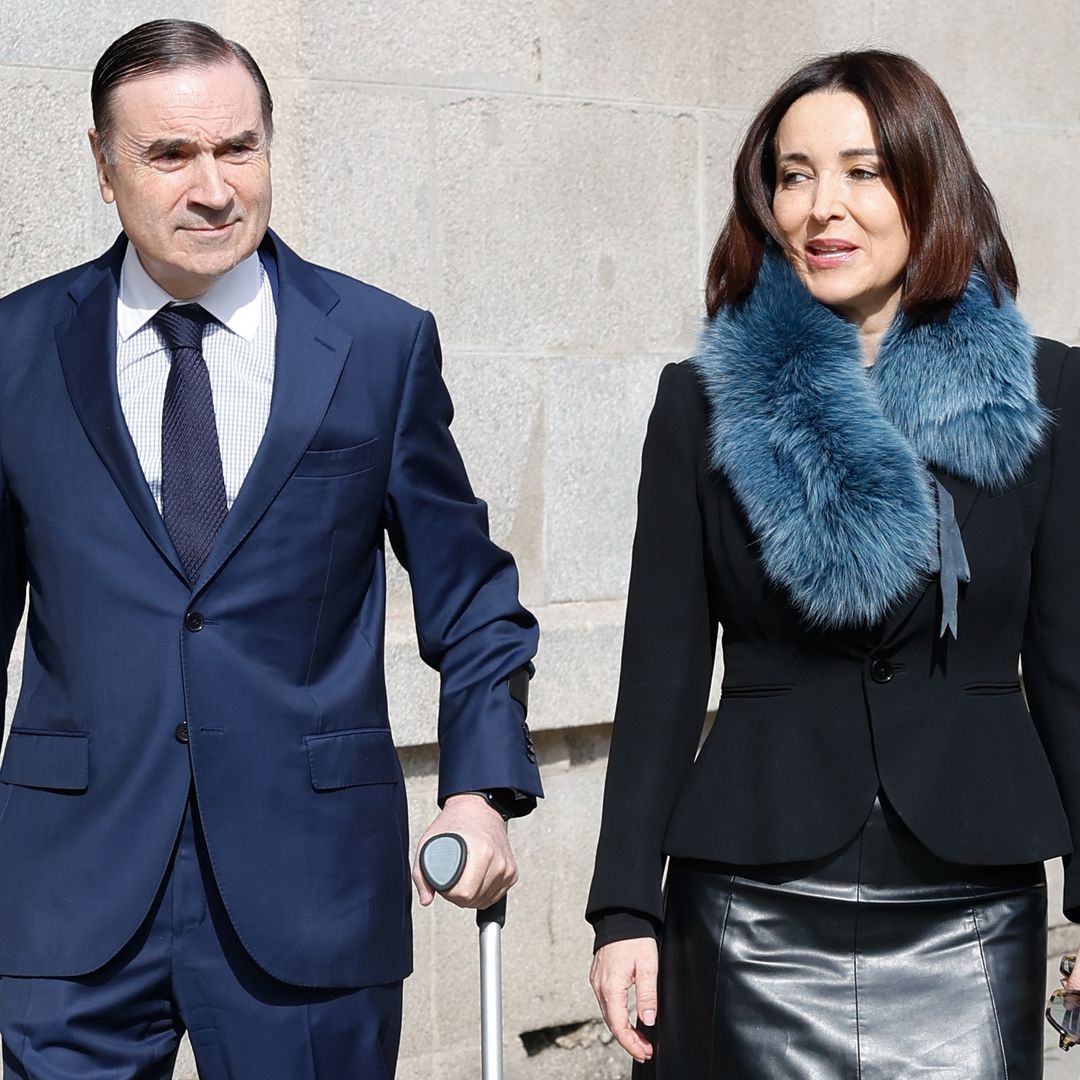 Pedro J. Ramírez y Cruz Sánchez de Lara en la capilla ardiente de Raúl del Pozo el 11 de marzo de 2026 en Madrid