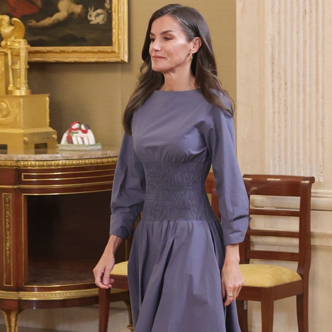 La reina Letizia da una nueva vida a su vestido 'cintura de avispa' que encontró en rebajas