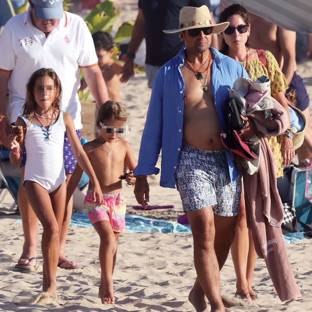 Francisco Rivera y Lourdes Montes en la playa con sus hijos