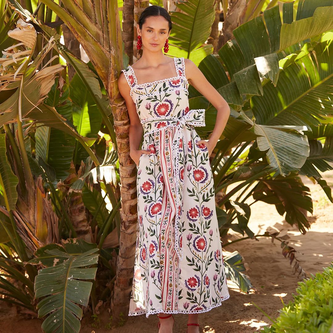 13 vestidos de invitada para una boda de verano con detalles que marcan la diferencia