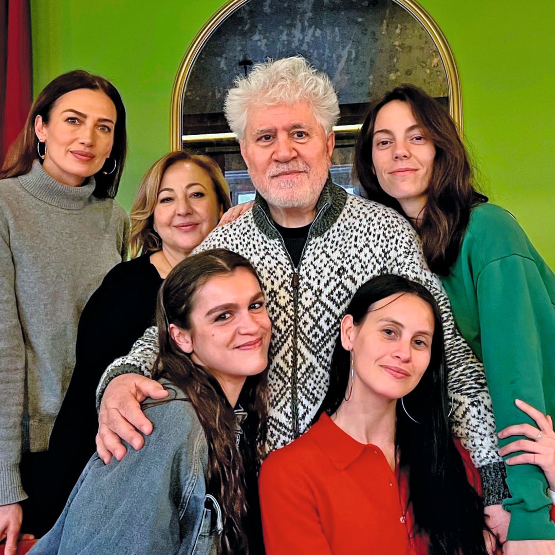 NIEVES ÁLVAREZ HABLA DE SU AÑO DE PELÍCULA: DE NUEVA “CHICA ALMODÓVAR” A SU BODA CON BILL SAAD
