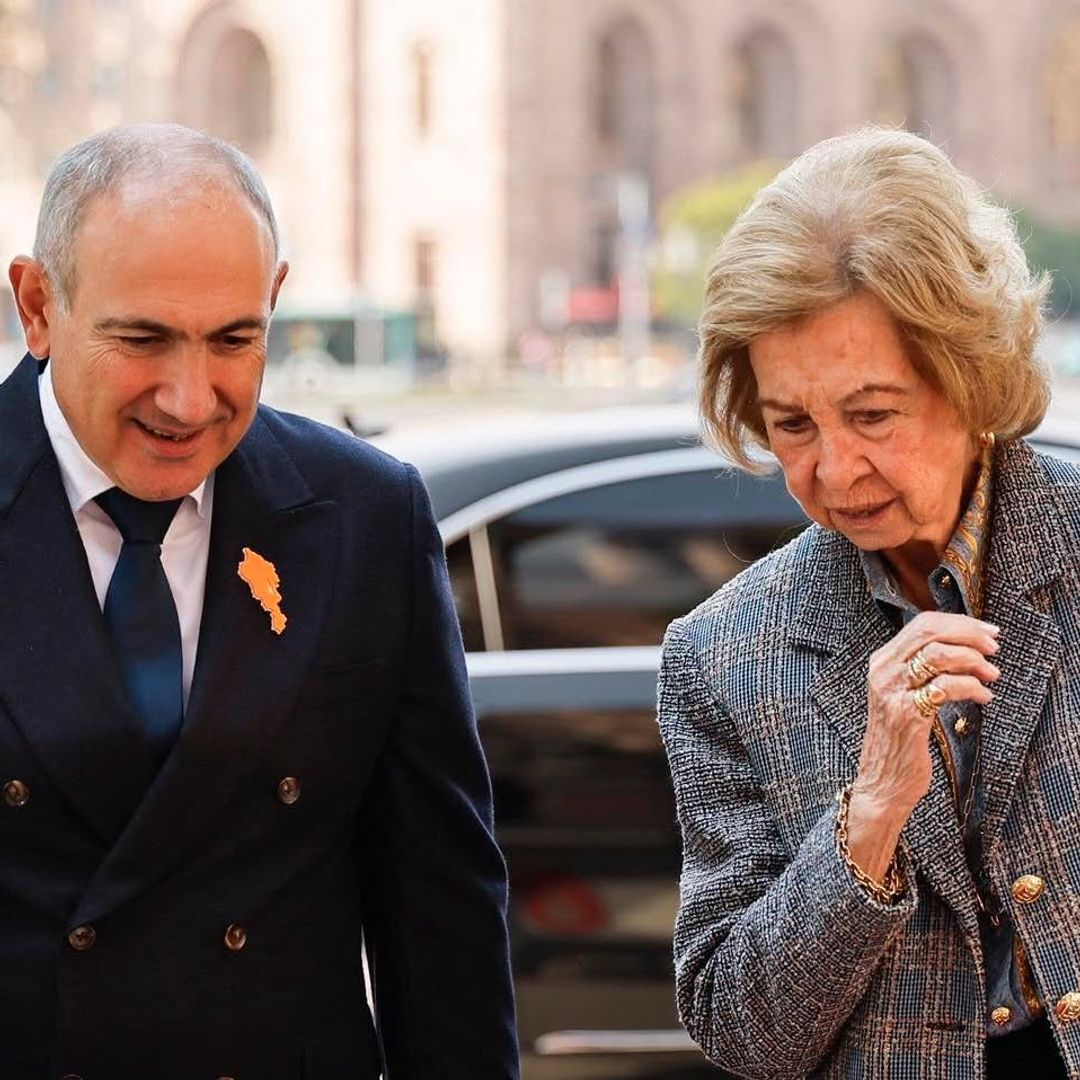La reina Sofía, de luto y entre muestras de solidaridad, asiste en Armenia a una entrega de premios tras el trágico accidente de tren