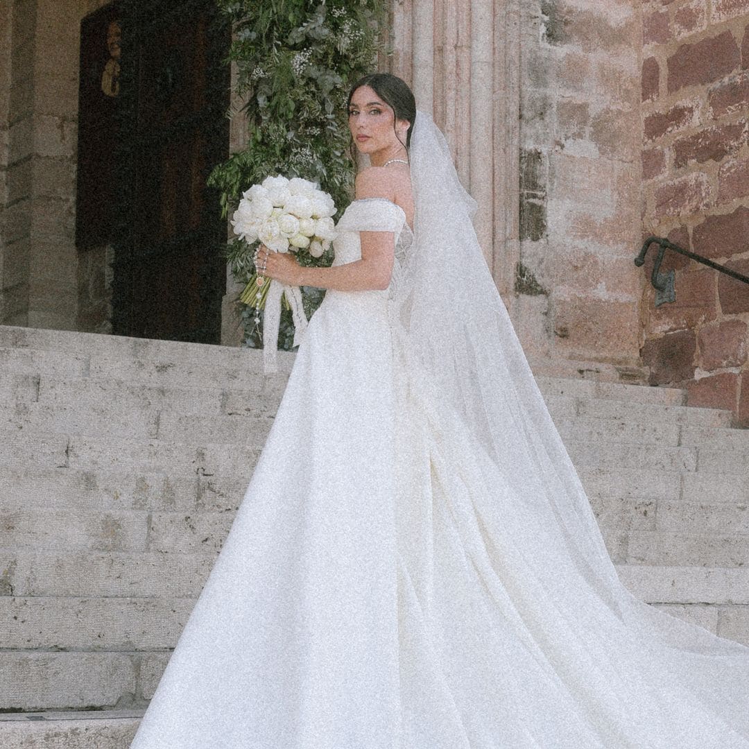 Jessica eligió un vestido de novia asimétrico con espalda joya para su boda en Valencia