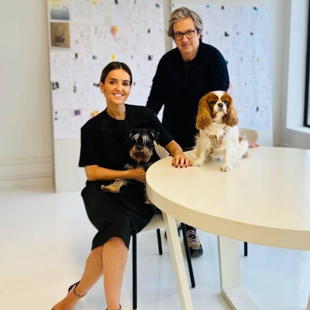 Ella con su perrita Roma y él con perra Rita