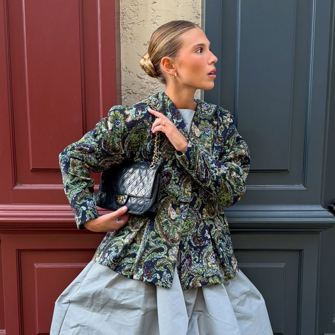 Era el mayor símbolo de lujo hace 300 años y hoy es el tejido de las chaquetas más buscadas que transformarán tus looks de básicos a especiales este noviembre