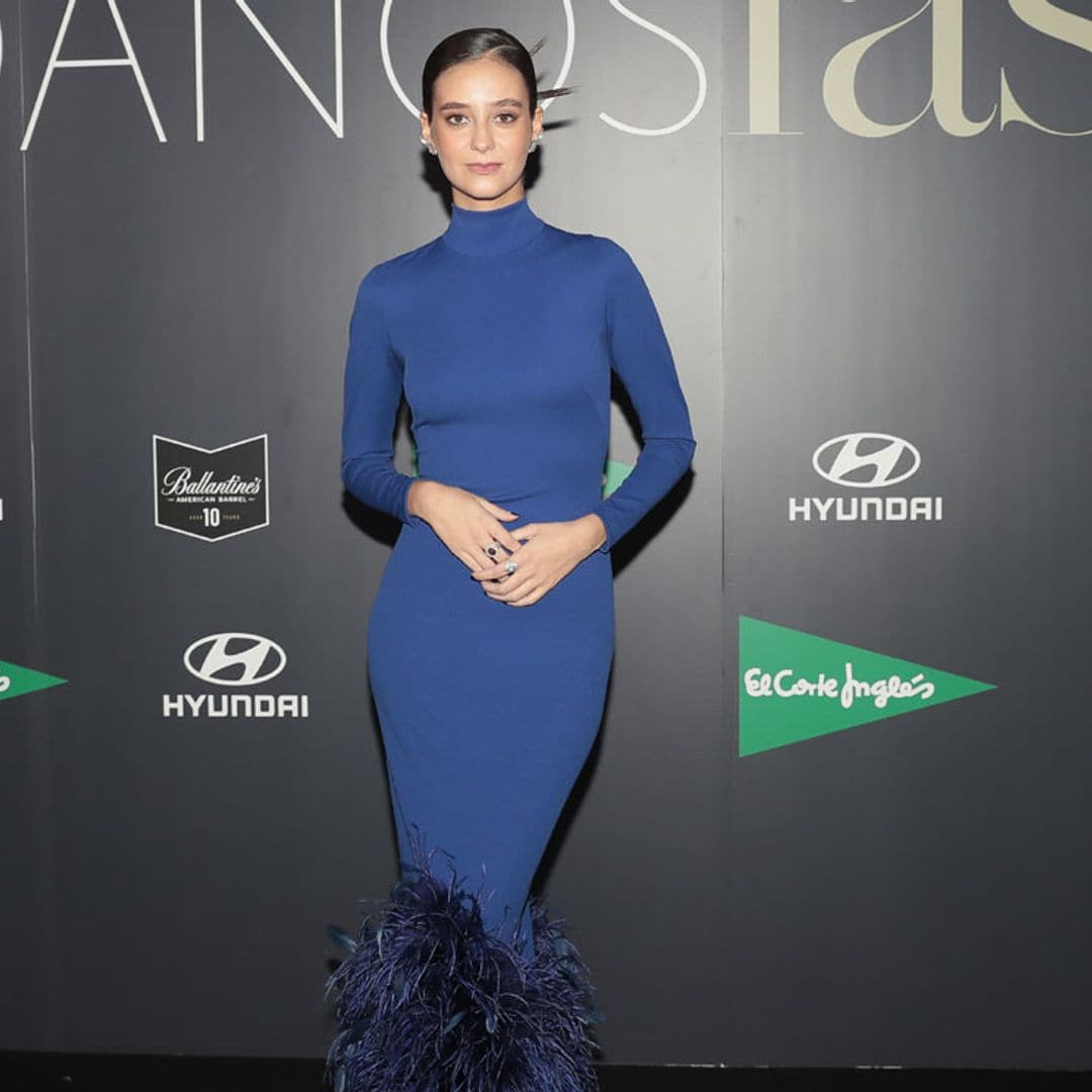 Victoria de Marichalar derrocha glamour con un eléctrico vestido de plumas y joyas históricas