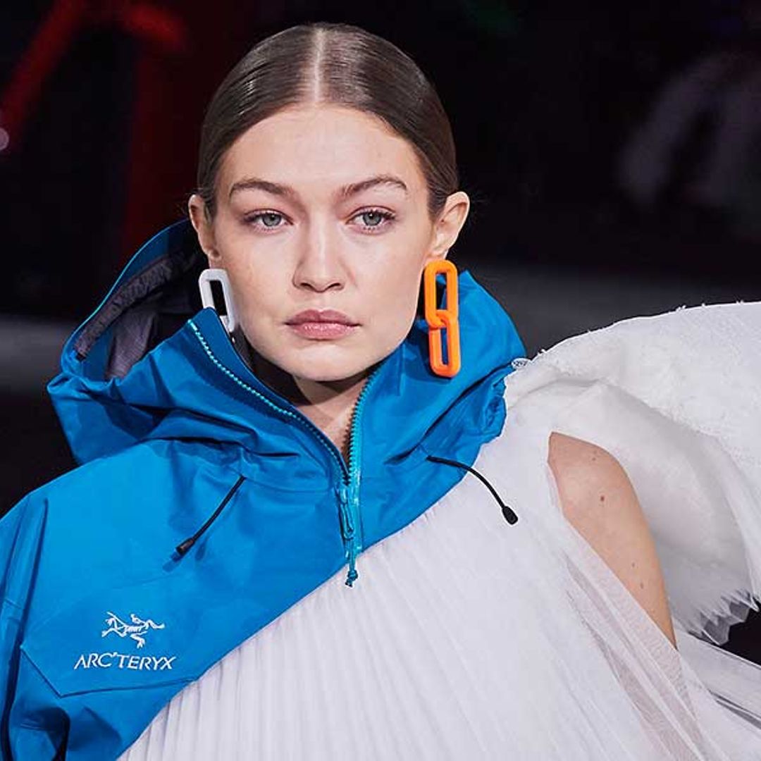 Pendientes desparejados, el gesto de tendencia para ahorrar en accesorios este Otoño-invierno