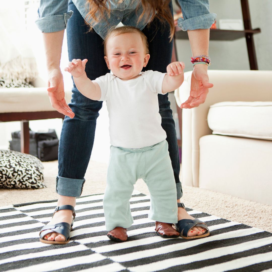 Primeros pasos del bebé: cómo elegir el zapato adecuado para un niño que está empezando a andar