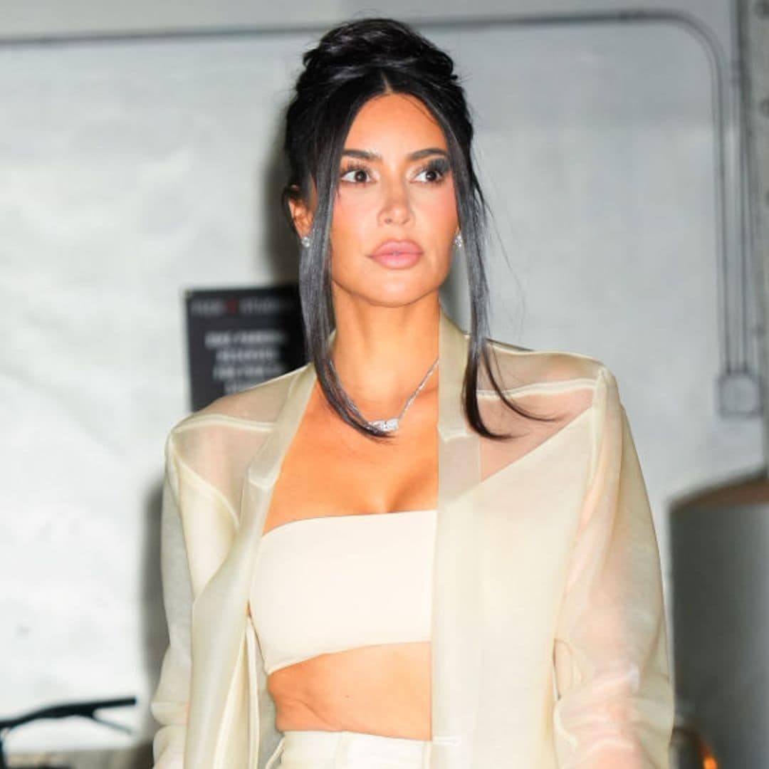 Con transparencias y 'crop top': el truco de Kim Kardashian para renovar su traje de chaqueta