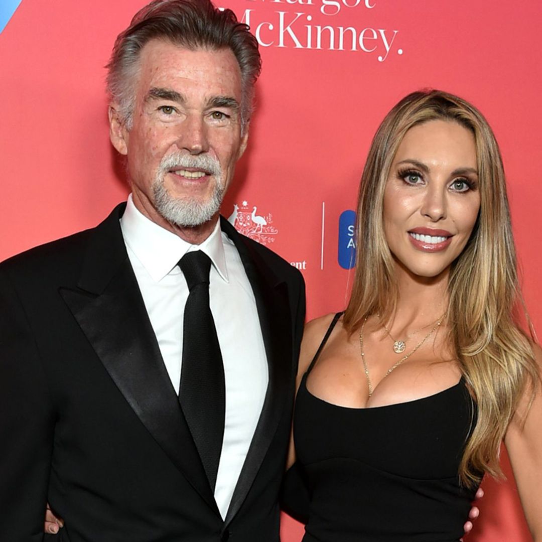 El viudo y la hija de Olivia Newton-Jonh, unidos en un tributo a la artista lleno de anécdotas y emotivas palabras