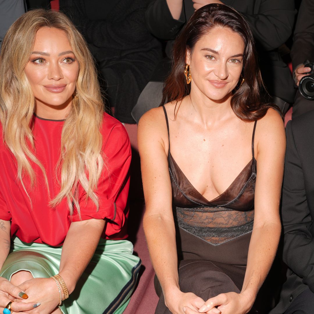Hilary Duff compartió la primera fila junto a Shailenne Woodley. 