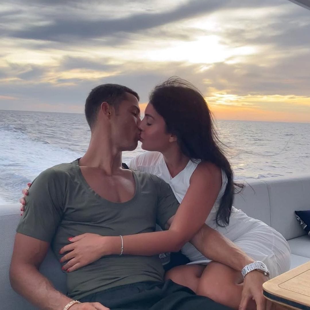 Cristiano Ronaldo y Georgina Rodríguez navegando en un yate