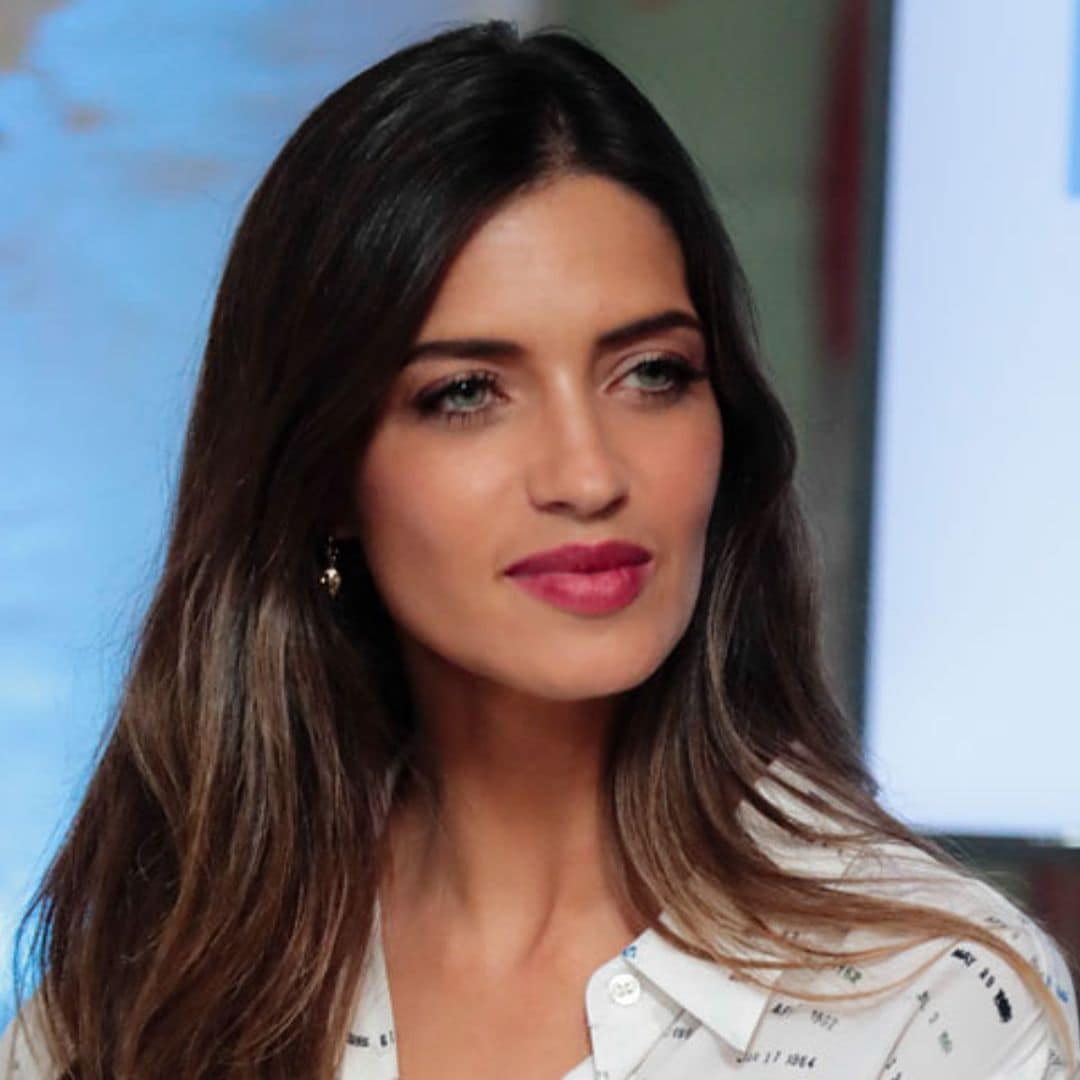 Sara Carbonero soprende con su look más setentero