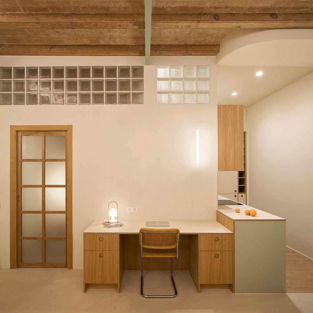 Un apartamento de estética japonesa en el corazón de Barcelona: 39 m² de calma y funcionalidad para dos