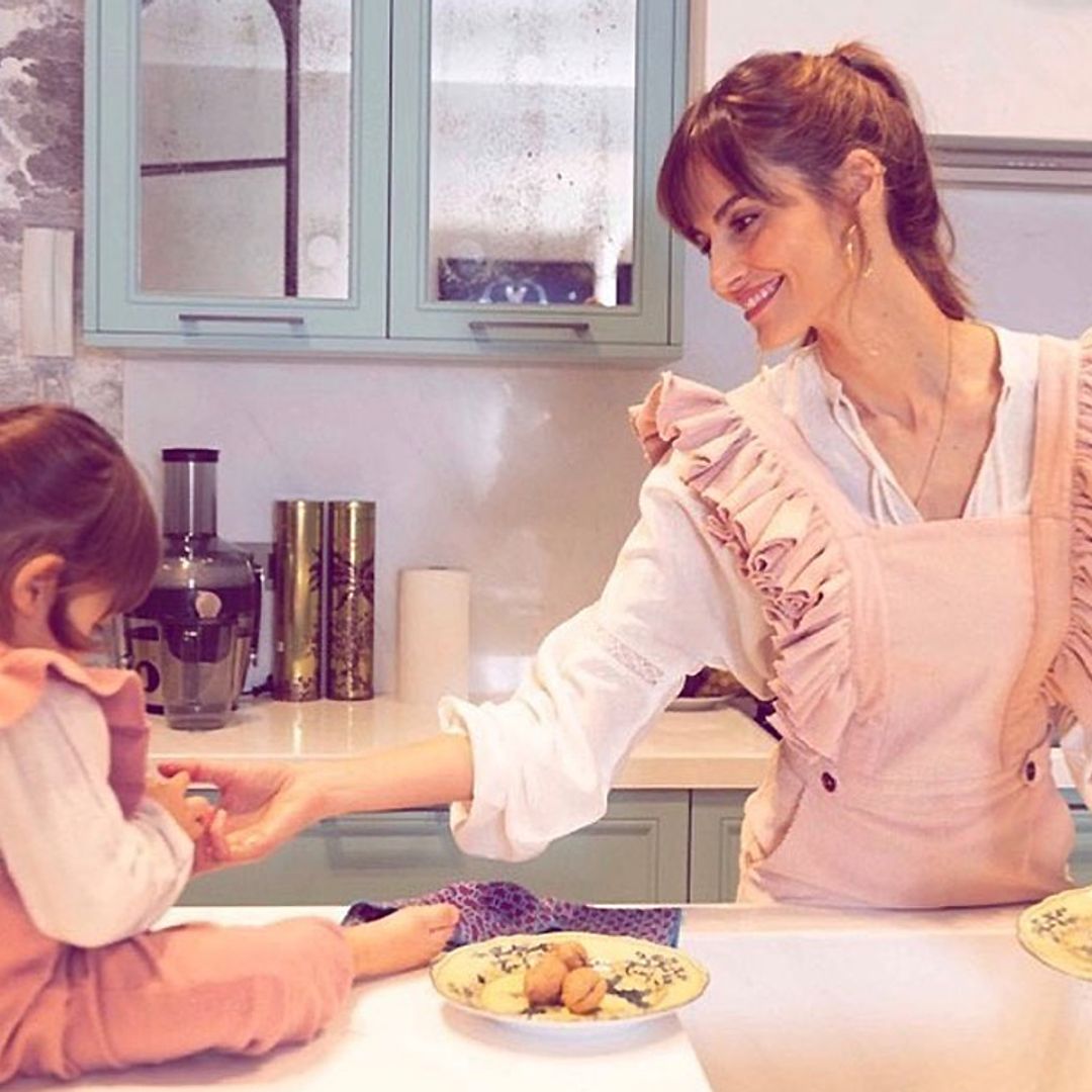Ariadne Artiles y su hija comparten un divertido momento en la cocina