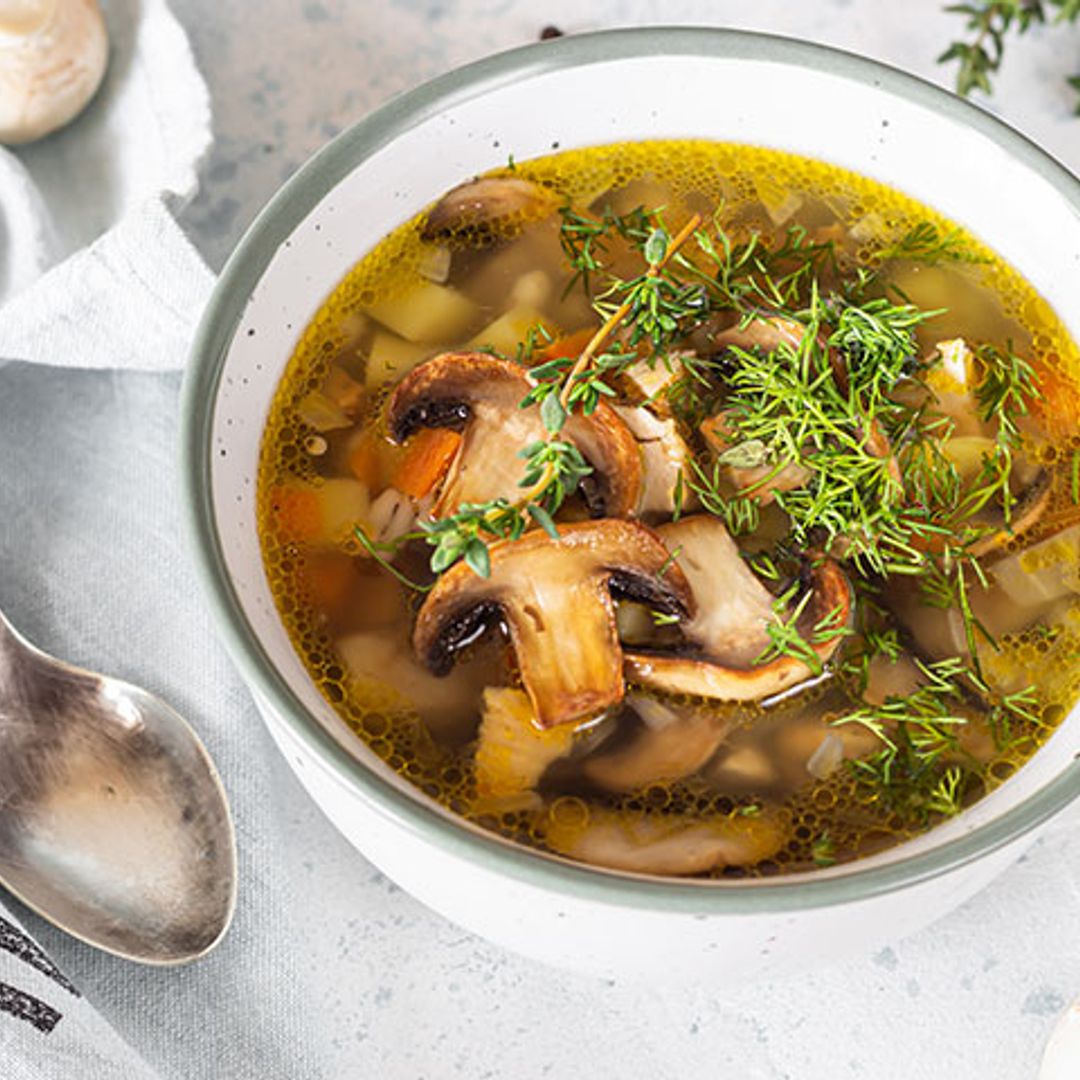 Sopa de cebada con vegetales, setas y hierbas aromáticas