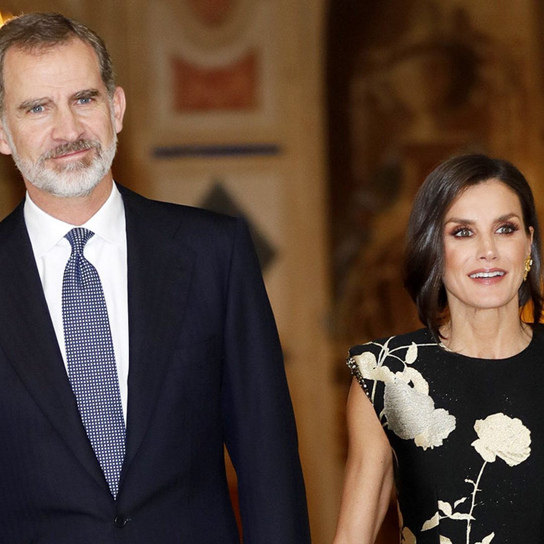 De la mano y muy cómplices: don Felipe y doña Letizia presiden la entrega de un premio periodístico