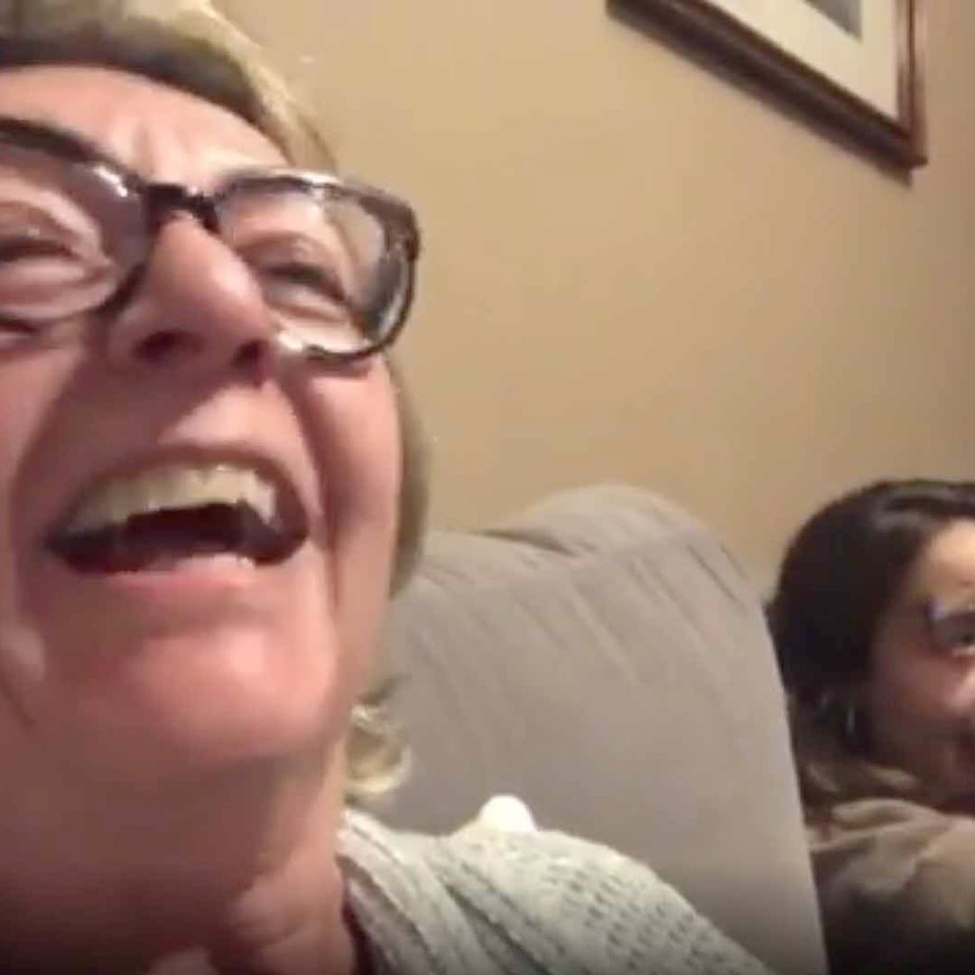 La desternillante reacción de dos mujeres al enterarse del cambio de hora en plena cuarentena